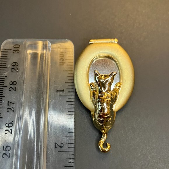 80s Vintage AJC Goldtone Cat Looking into Toilet Mirror Cat Pin Brooch - Picture 8 of 9